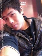 Yeshi un homme asiatique de 32 ans recherche des hommes et des femmes