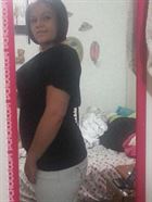 Marybeth une femme blanche de 44 ans recherche des hommes et des femmes