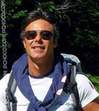 Emiliano un homme de 52 ans vivant en France recherche des hommes et des femmes