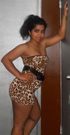 Deborah23 une femme de 32 ans vivant en Suisse recherche des hommes et des femmes