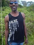 Wiwir un homme de 52 ans vivant en Martinique recherche des hommes et des femmes