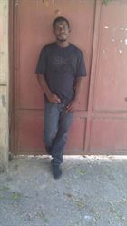 Elvertg a man of 36 years old living at Port-au-Prince looking for some men and some women