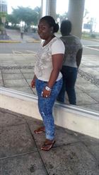 Latesha une femme de 29 ans vivant à Kingston recherche des hommes et des femmes