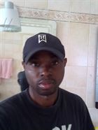 Alex125 a man of 43 years old living in Émirats arabes unis looking for some men and some women