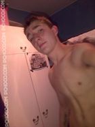 Jamie13 a man of 29 years old living in Angleterre looking for some men and some women